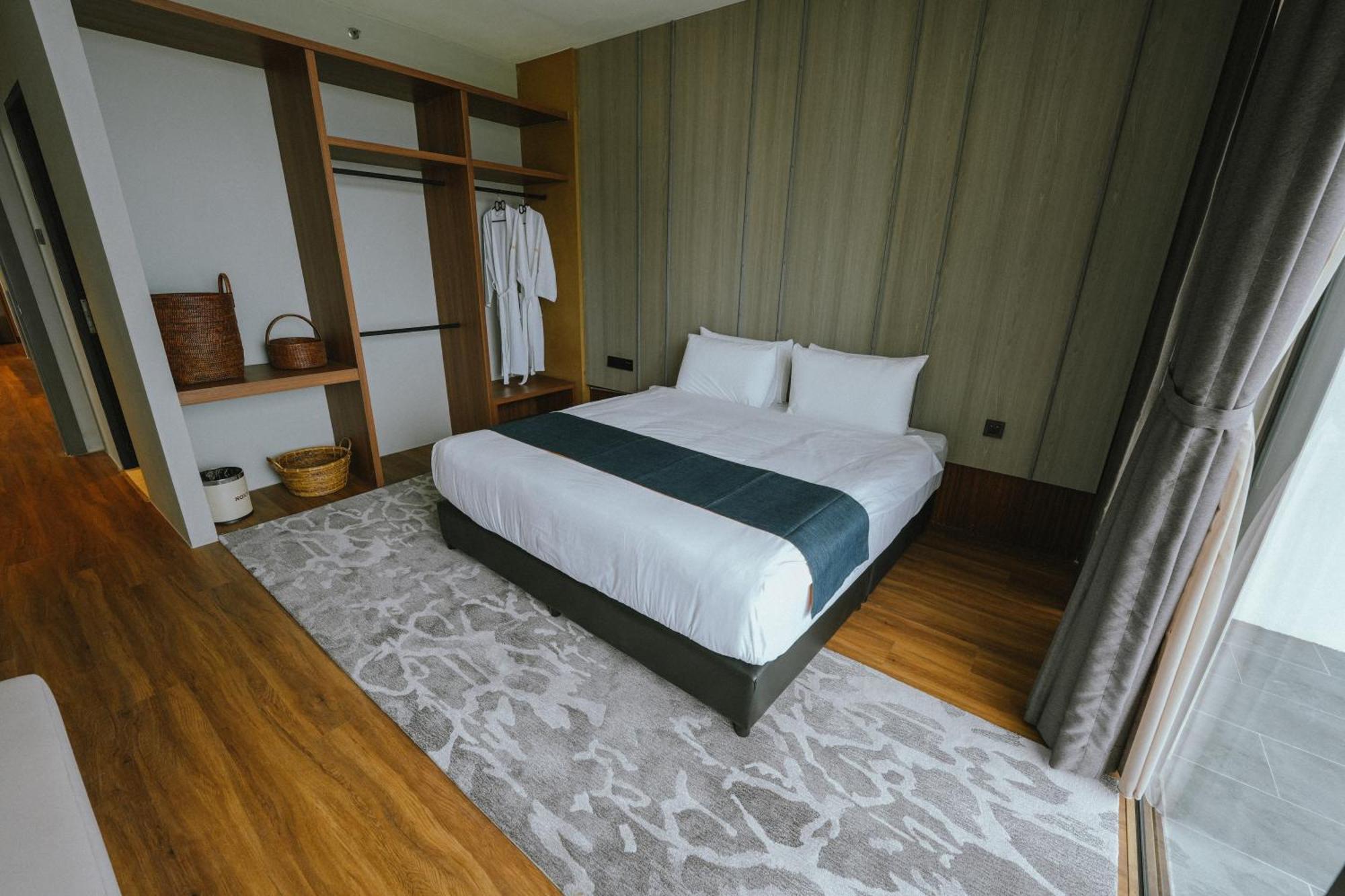 Roxy Beach Resort Sematan Buitenkant foto