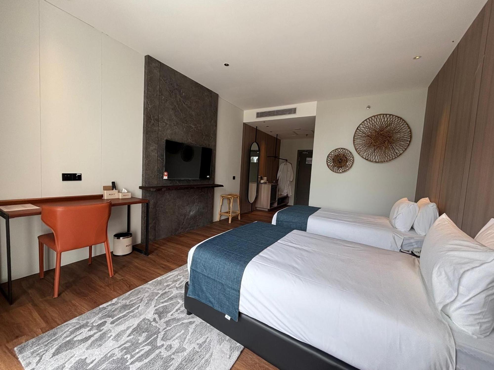Roxy Beach Resort Sematan Buitenkant foto