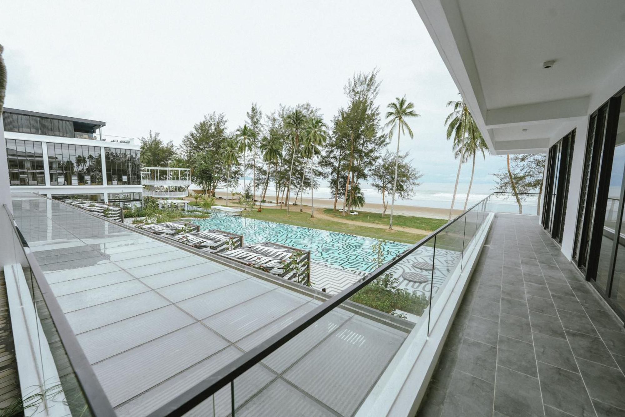 Roxy Beach Resort Sematan Buitenkant foto