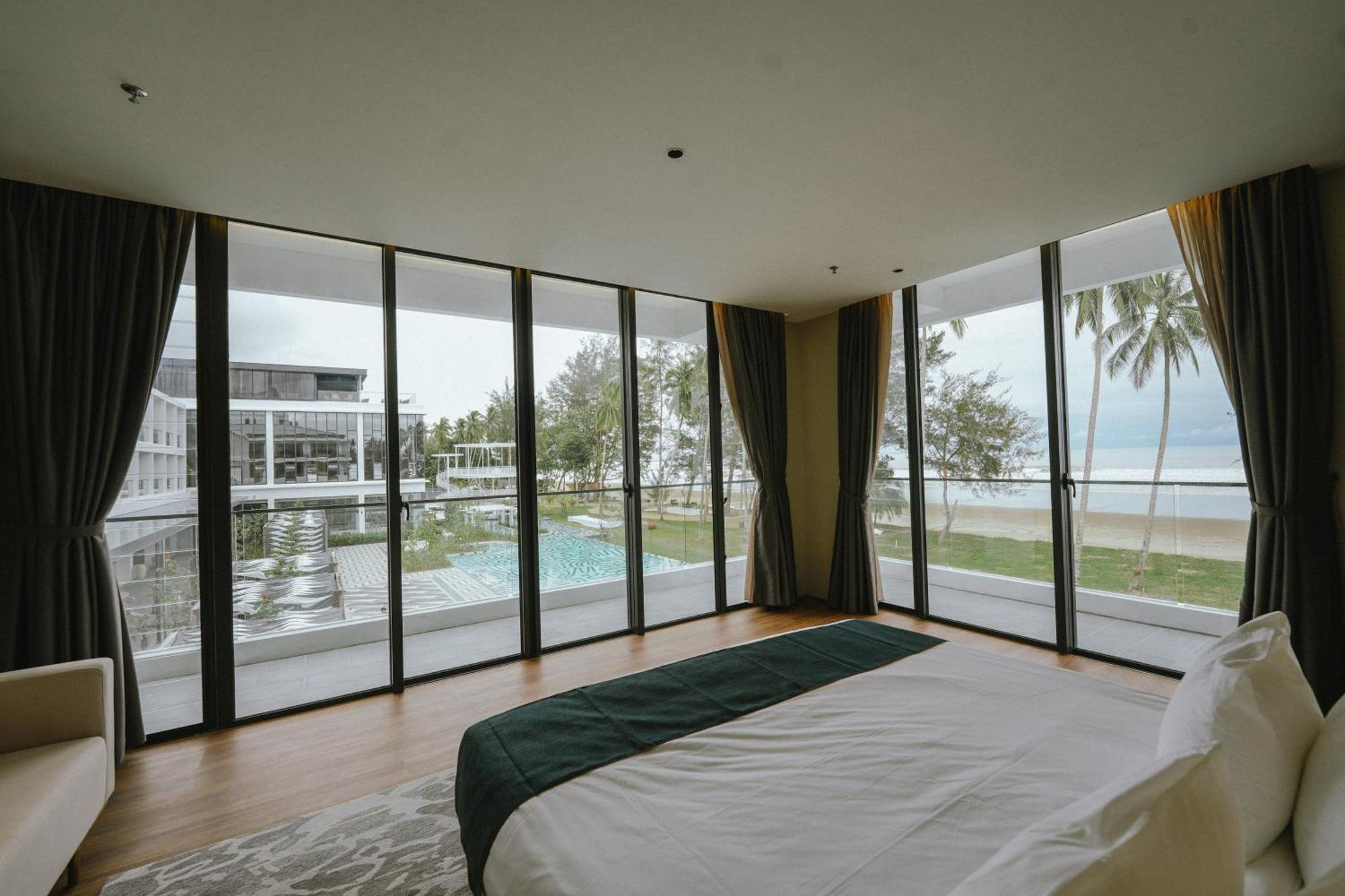 Roxy Beach Resort Sematan Buitenkant foto