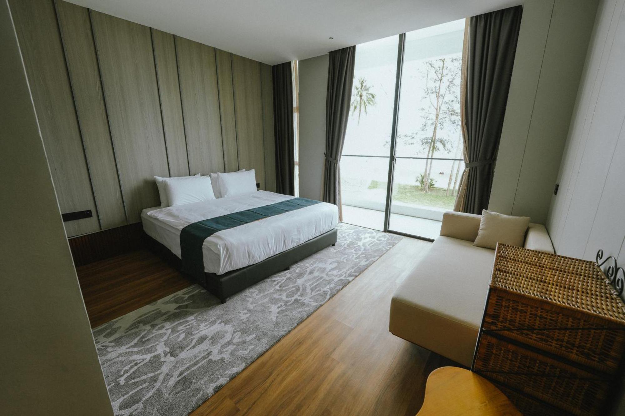 Roxy Beach Resort Sematan Buitenkant foto