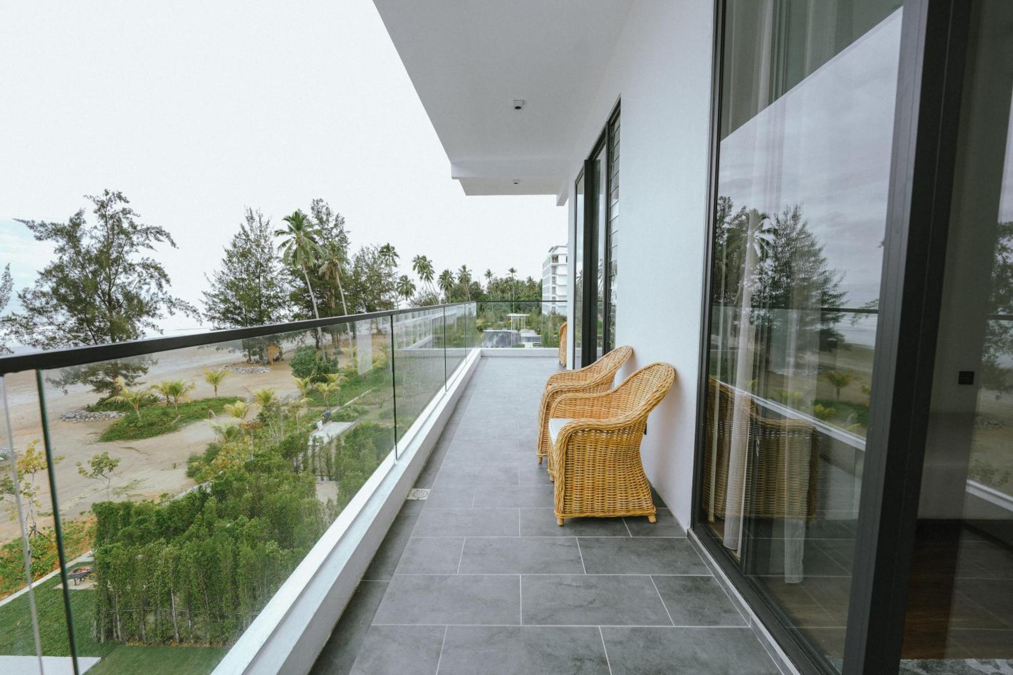 Roxy Beach Resort Sematan Buitenkant foto
