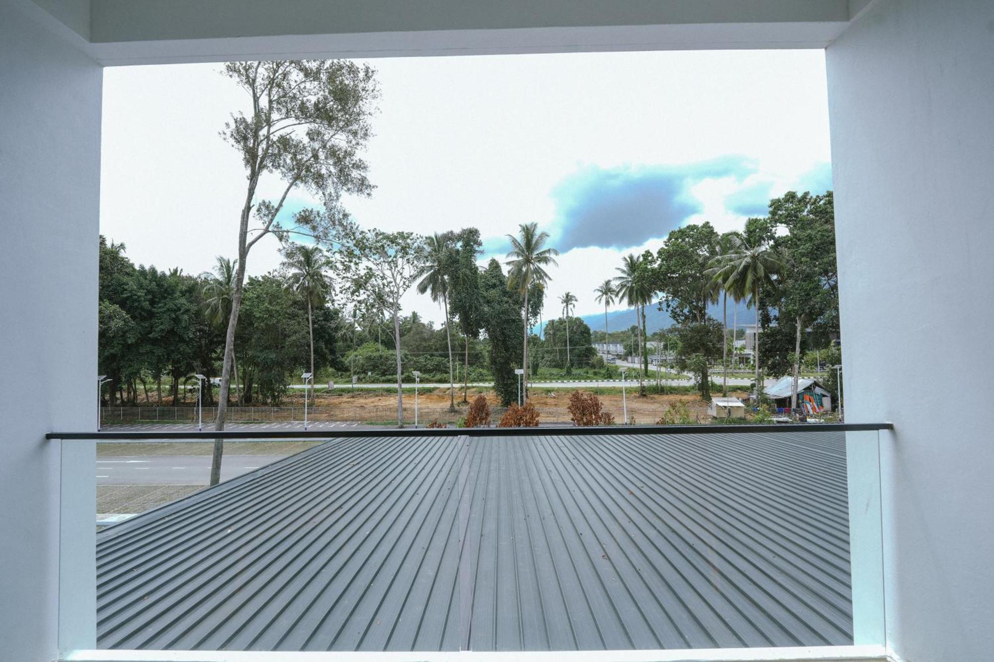 Roxy Beach Resort Sematan Buitenkant foto