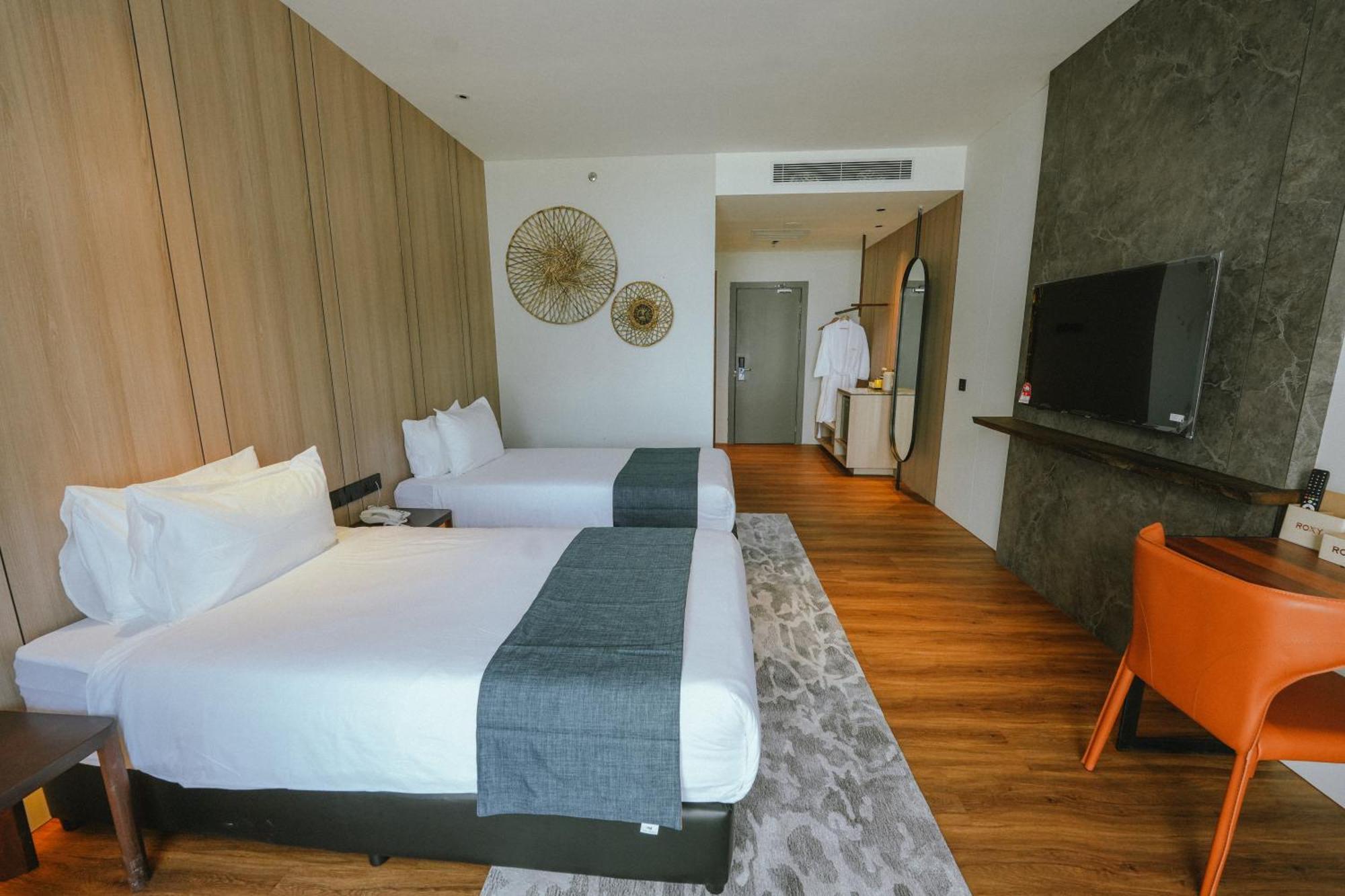 Roxy Beach Resort Sematan Buitenkant foto