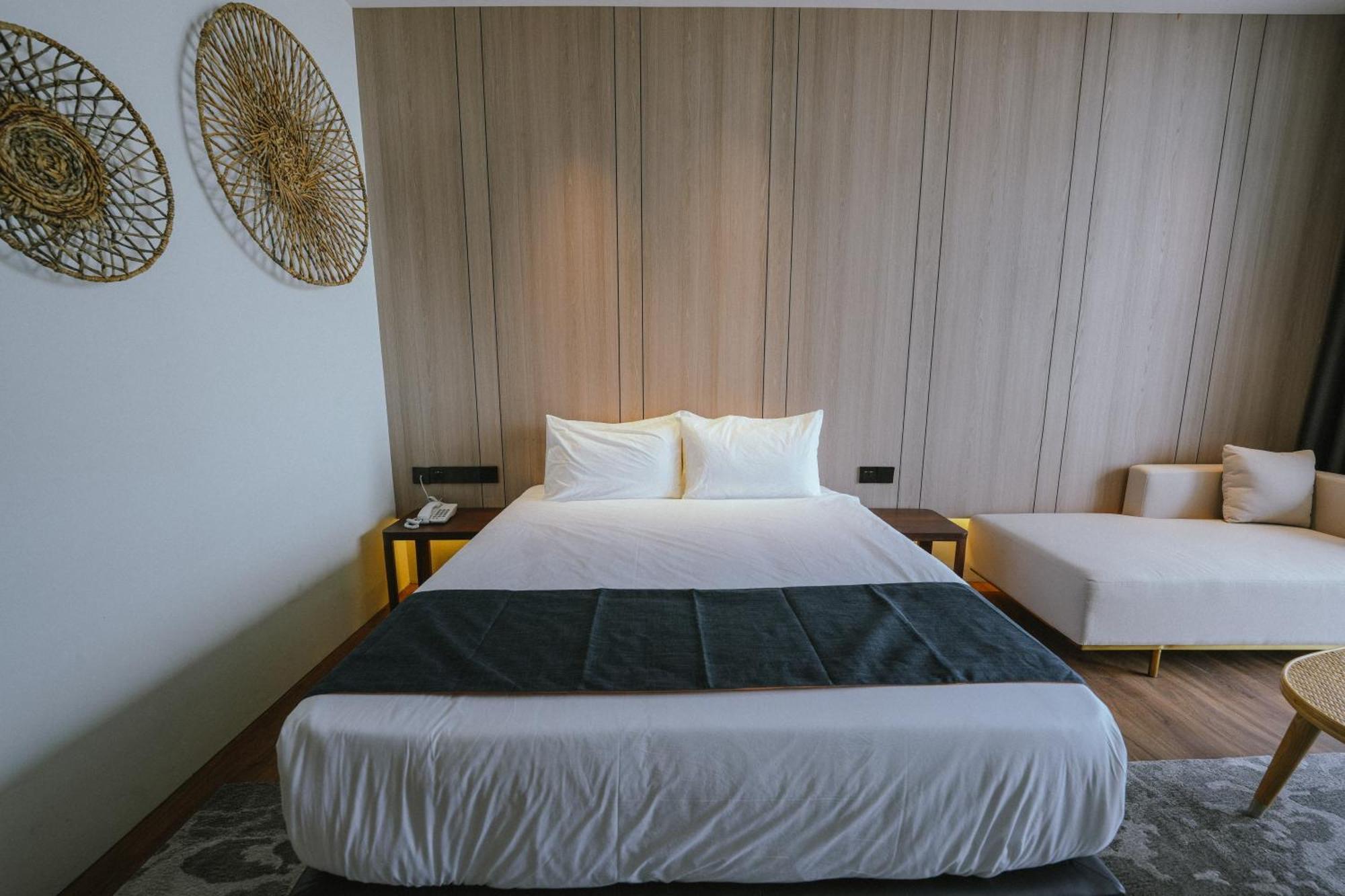 Roxy Beach Resort Sematan Buitenkant foto